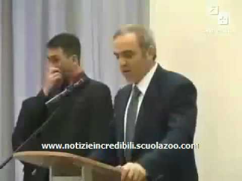 INCREDIBILE - In Russia Parla Kasparov e vola un pene nella sala stampa