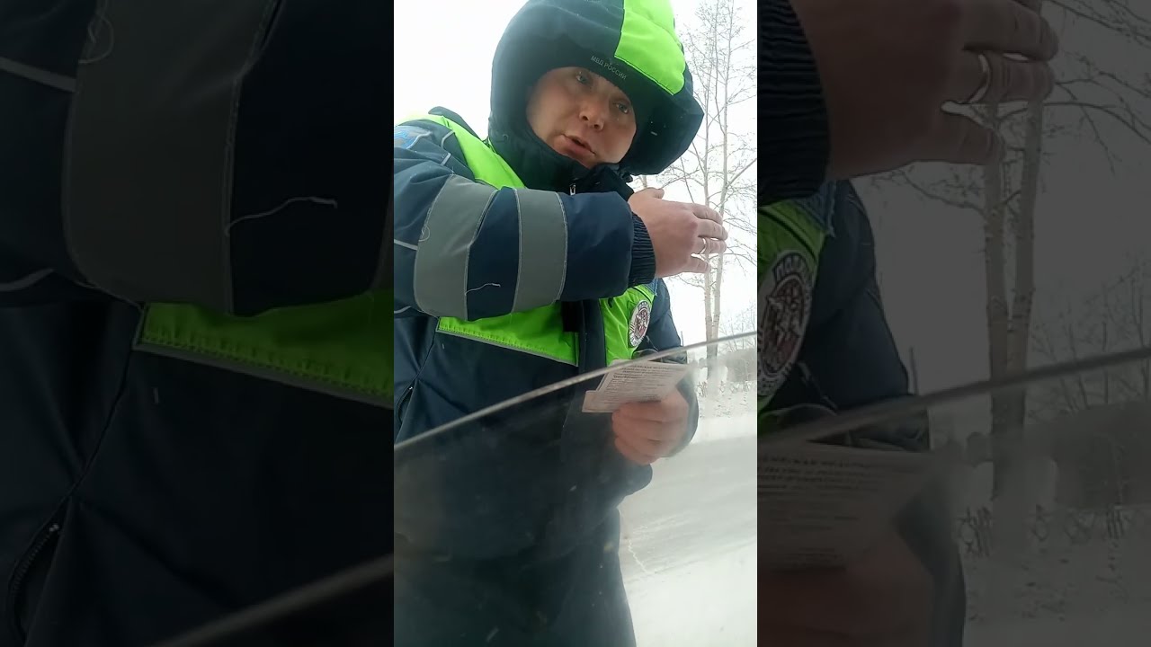 Сотрудник ДПС впаривает пирожки ни с чем