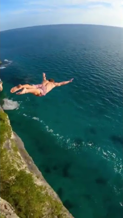 jump into the sea‼️ #shorts #fyp #subscribe #video #viral #alam #pemandangan #laut #terjun #lompatan