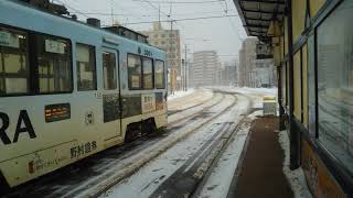 雪の中を走る路面電車