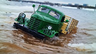 Невероятно! LR DEFENDER вытаскивает из воды ЗИС 151, который чуть не утонул ... RC OFFroad 4x4