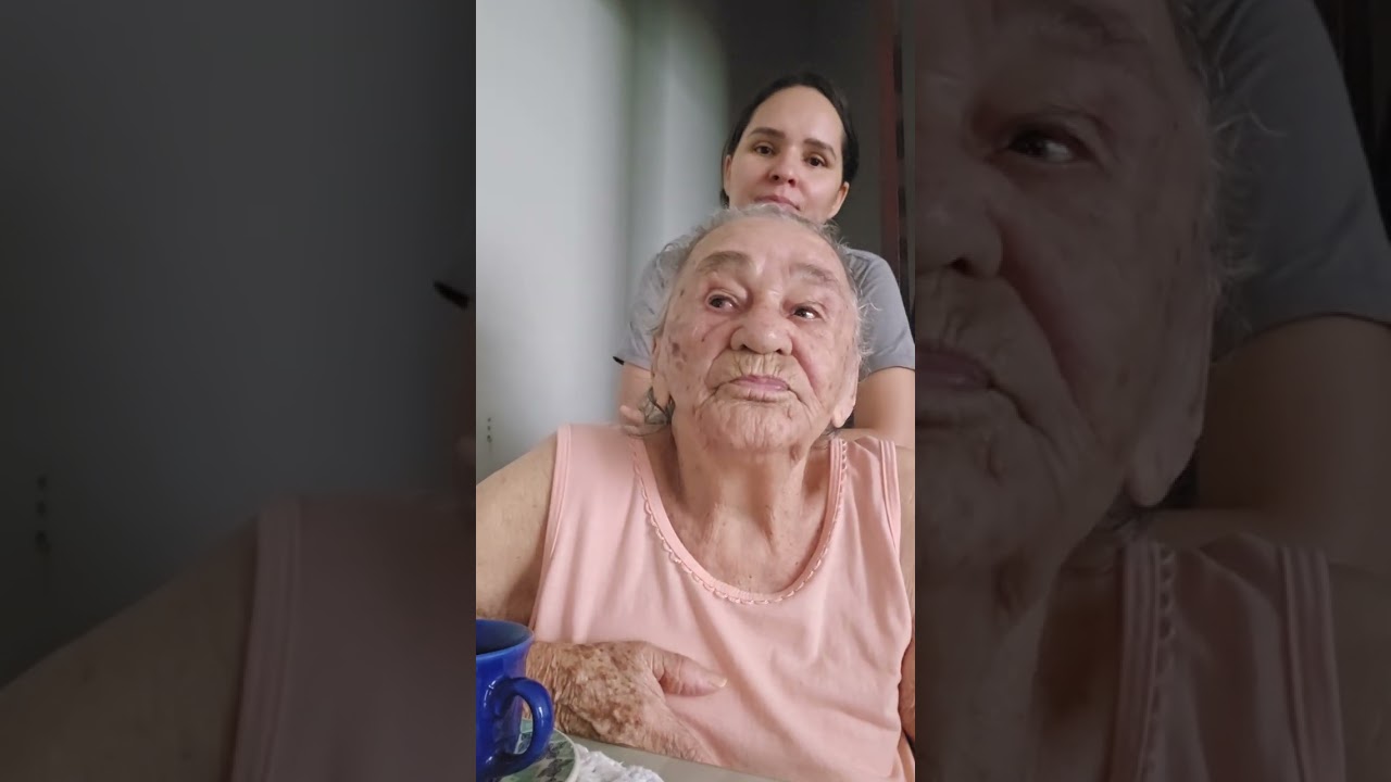 Minha  vovó  é  vaidosa e assanhada. 