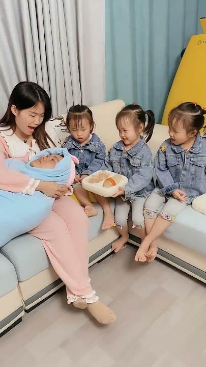 Triplet girls, this baby is a little big and not easy to feed
