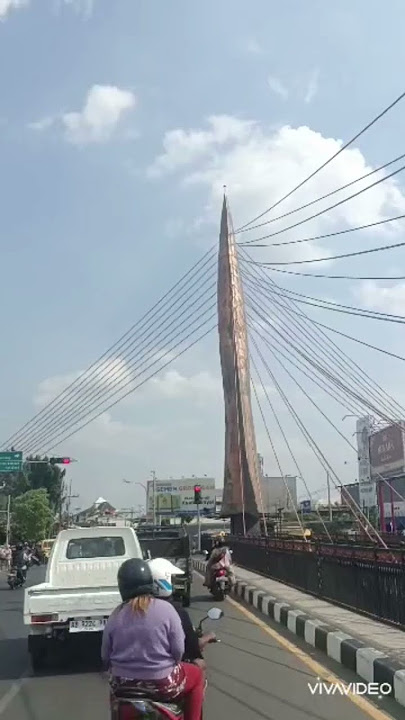 Dan memeluk nya ku menangis tertahan ingat kau tak lagi bersamaku ku teriris terdiam