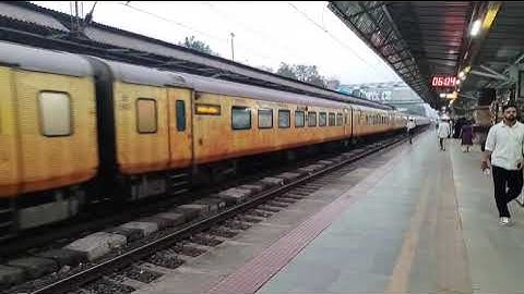 2 offlink loco BZA WAP-4 with 82901 IRCTC Tejas Exp & Siliguri WAP-7 with 22913 Humsafar Exp at Vapi