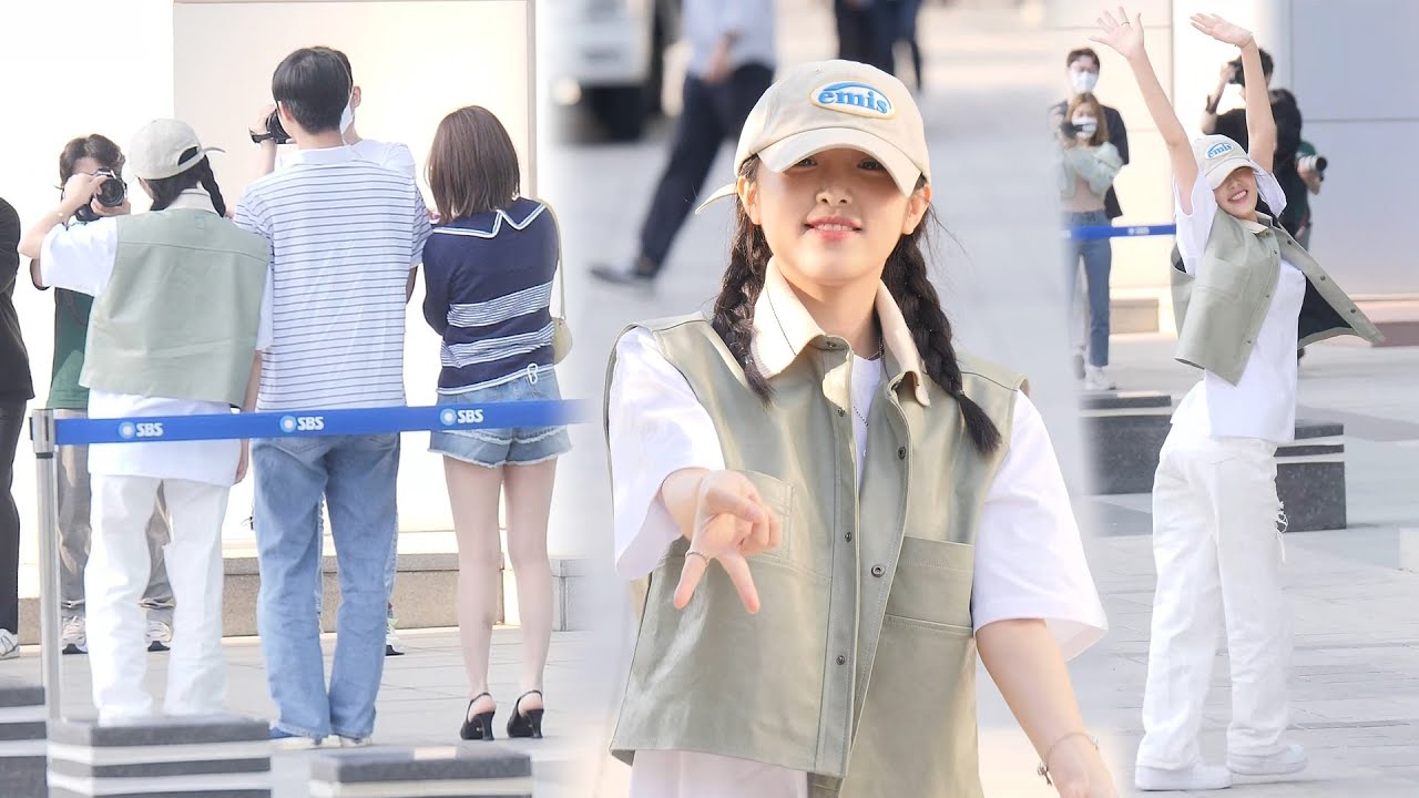 최예나 (YENA) 웬디랑 같이 포토타임 직캠 @ 220616 영스트리트 출근길