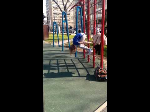 Русский шпагат на шведской стенке