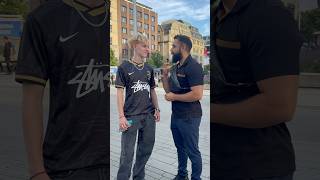 Der junge Adrien aus Großbritannien hört zum ersten Mal den Koran – Sure Al-Ikhlas 😱 Sehen Sie si...