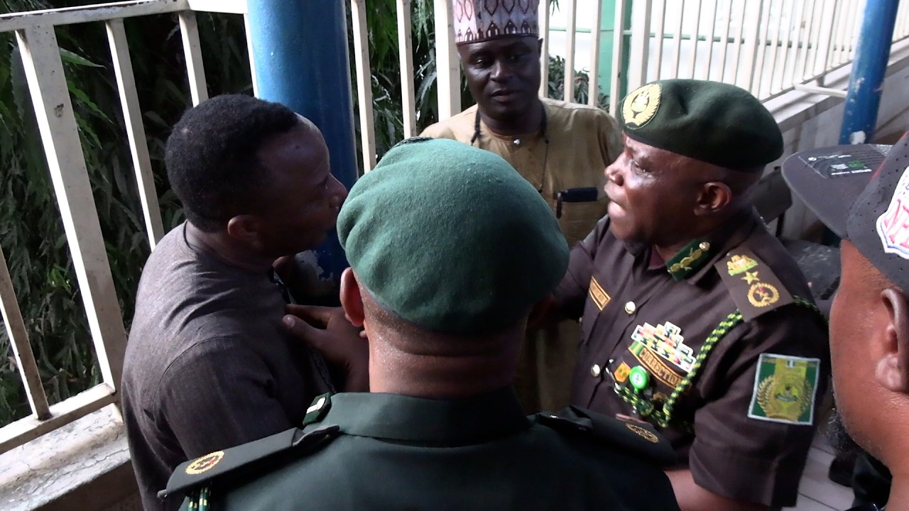 Sowore Prevent arrest by David Umahi at Hospital Prison officers booed by crowd