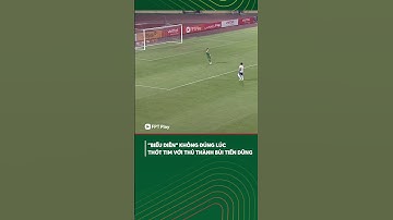 Pha xử lý "phiêu lưu" suýt gây họa của thủ thành Bùi Tiến Dũng 😓