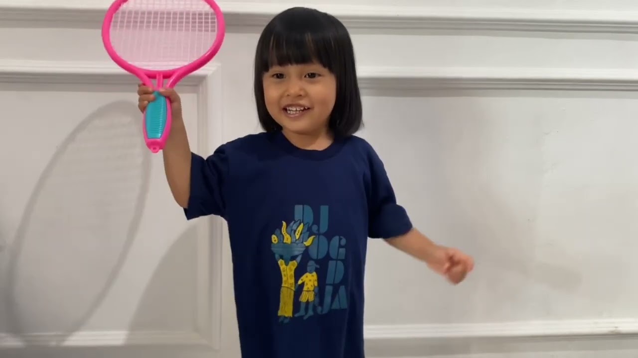Mini Vlog Kinanti “Bermain Bola Tenis”