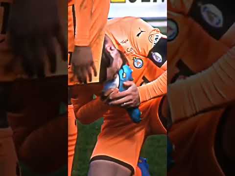 الصديق وقت الضيق انظروا ماذا فعل من يعرف اسم اللاعبان بثبت تعليقه