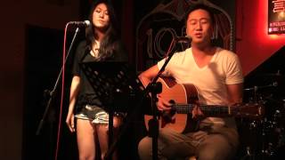 Video voorbeeld van "Sunday Morning(Maroon 5)  -  Connie 張采璇 & David Ho 2012-08-07 小河岸音樂會"