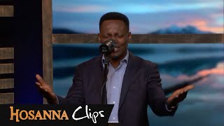 Video voorbeeld van "Tu es là - Hosanna clips - Joseph Mbaya"
