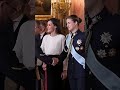 Letizia dirige miradas de enamorada a Felpudo VI.#reinaletizia #reyfelipevi #letiziaortiz #letizia
