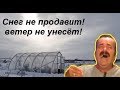 Испанец устанавливает теплицу