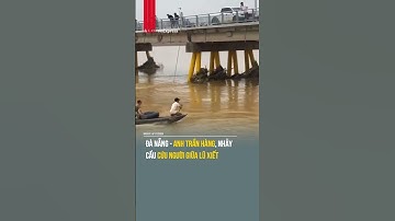 Khoảnh khắc anh Trần Hàng ở phường Điện Bàn nhảy xuống cầu Câu Lâu cứu người giữa dòng nước