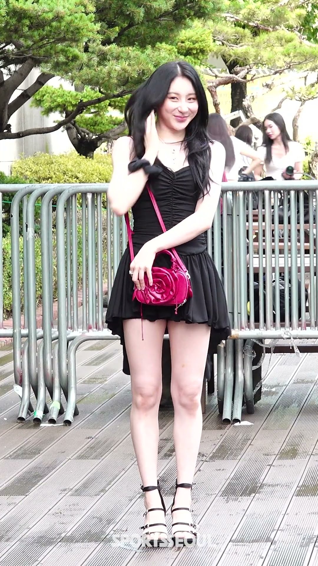 이채연, 블랙 원피스로 뽐낸 각선미