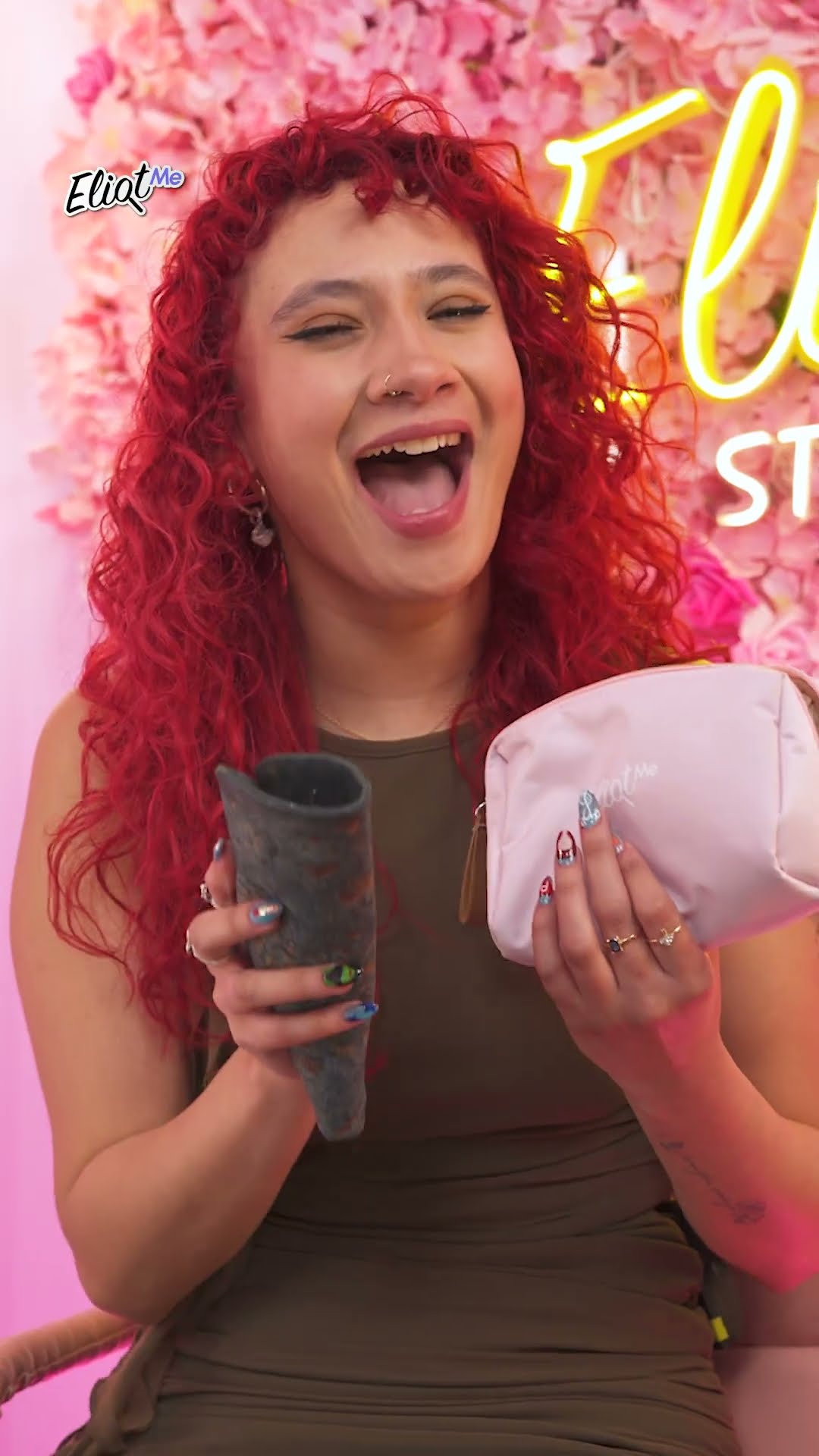 IVANOVA BM NOS ENSEÑA TODO LO QUE GUARDA EN SU COSMETIQUELIOT #shorts
