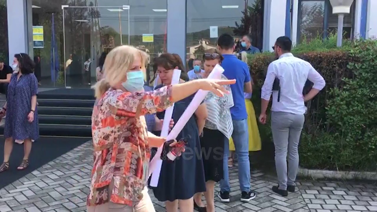 Ora News - Ulja e pagave gjatë pandemisë, punonjësit e Albpetrol protestë të heshtur para kompanisë