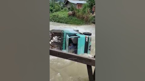 sopir truk ini sangat nekat melewati jembatan kayu#shrots#trendingshorts#shortvideo