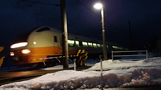 列車番号2012M　いなほ12号　羽越本線（村上駅付近）60P　「踏切通過。暗くて見ずらいです。」
