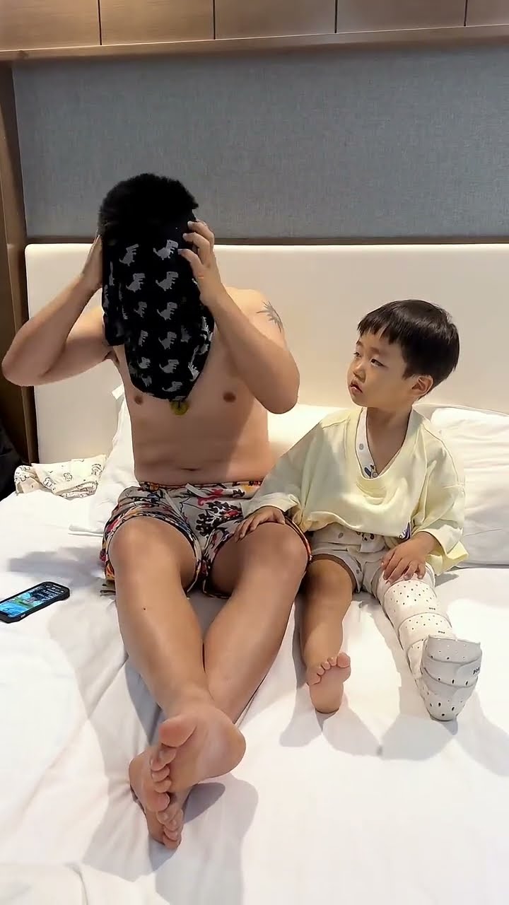 爸爸沉迷看手机，竟然把儿子的衣服都穿错了！#Cute baby#Cute#呆萌小米宝#聪明宝宝#萌娃#整蛊#测试