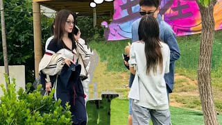 贾乃亮李小璐合体带娃，一起陪甜馨过六一，女方为避嫌全程隐身