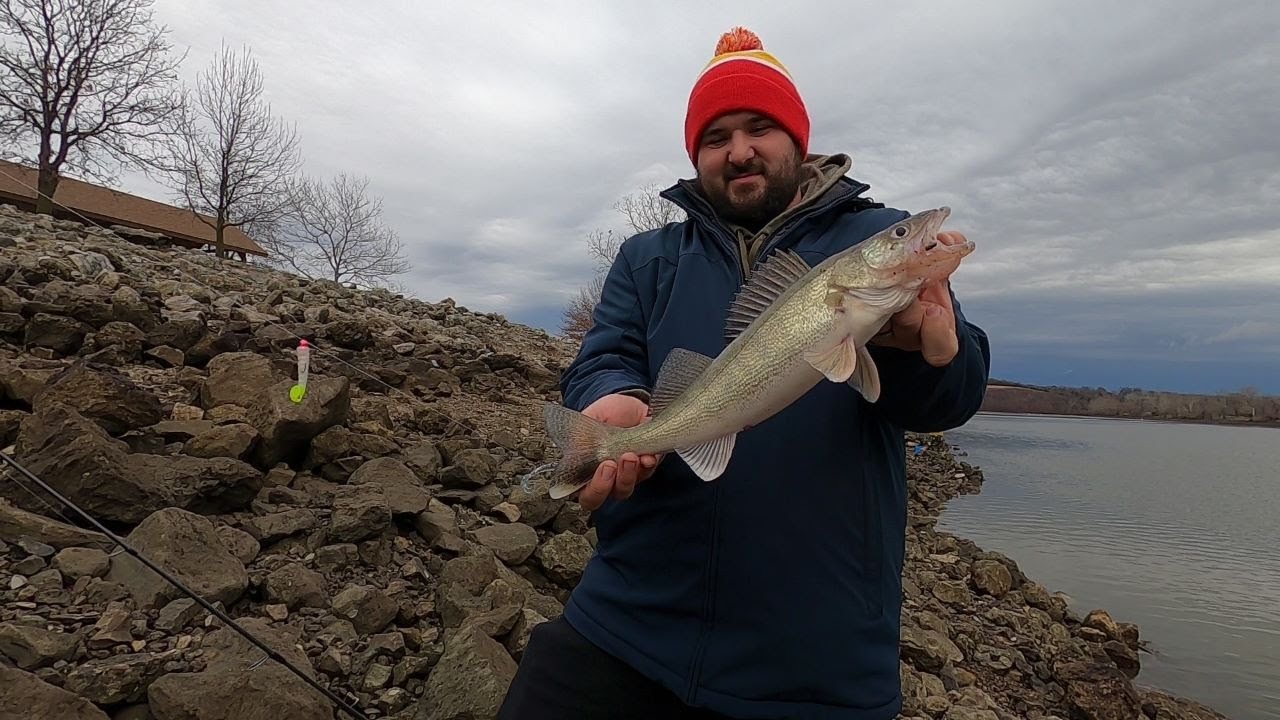 WALLEYE FISHING IN MISSOURI (below truman lake dam) - YouTube