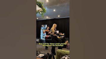 Rosé had her dance coach practice throughout the backstage #rosé #blackpink