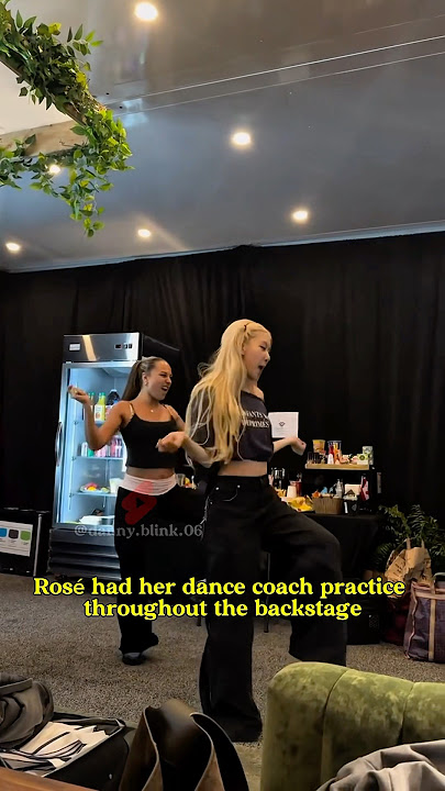 Rosé had her dance coach practice throughout the backstage #rosé #blackpink