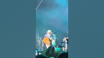 Thumbnail of Alan Jackson dances with his wife mid-song