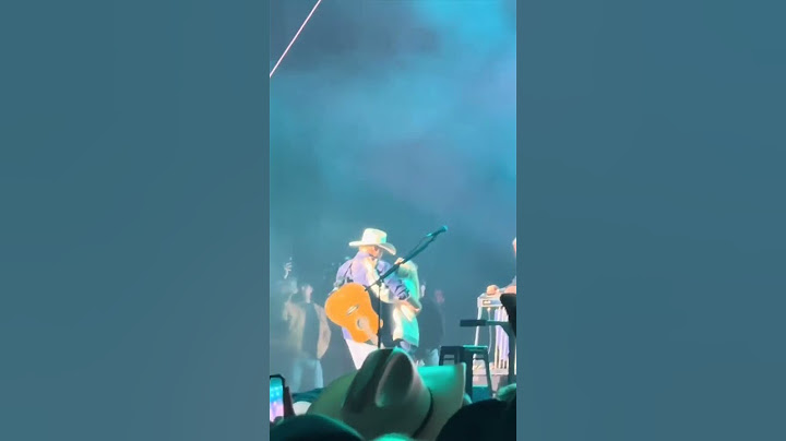 Alan Jackson dances with his wife mid-song