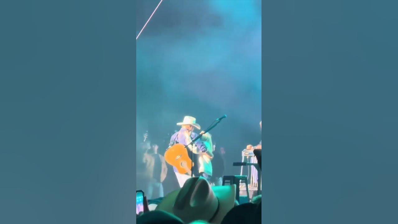 Alan Jackson dances with his wife mid-song