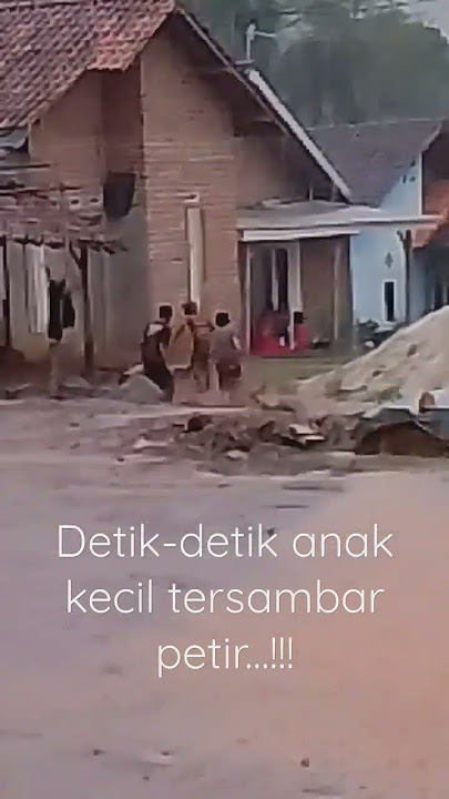 detik detik anak kecil tersambar petir, tengah sedang bermain hujan...