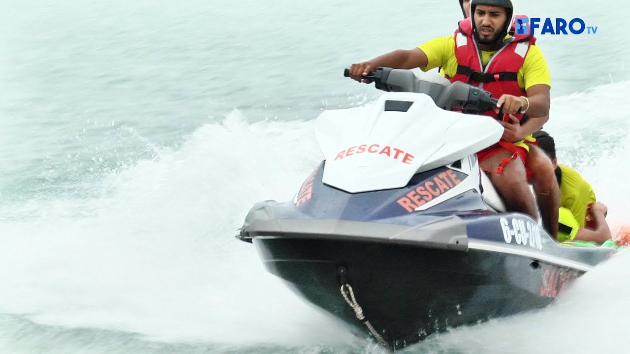 Simulacro de salvamento en la playa de la Ribera