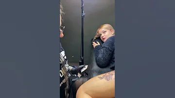 Мастер тату во время процедуры, сказала: «Ой»😳 Что же случилось?😨