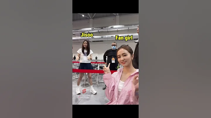 The girl's reaction made Jisoo laugh!! 😆🤍 #blackpink #jisoo