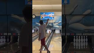 Bowling on a Viper oil pattern #TwoHandedBowling