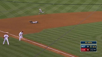 DET@LAA: Castellanos makes diving stop at third base