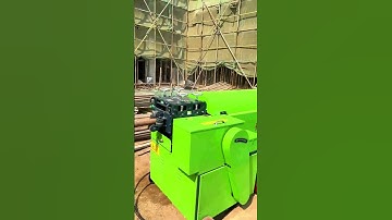 The process of processing steel pipes with a pipe straightening machine.