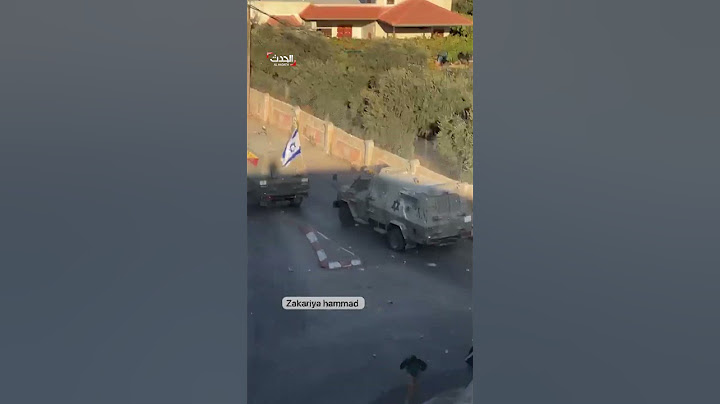 عشرات الشبان يرشقون القوات الإسرائيلية بالحجارة في رام الله