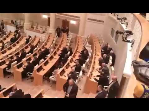 საპარლამენტო უმრავლესობის მადლობა და ტაში ირაკლი ღარიბაშვილს