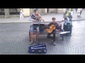 Вуличні музиканти Львова. Гітара і скрипка.