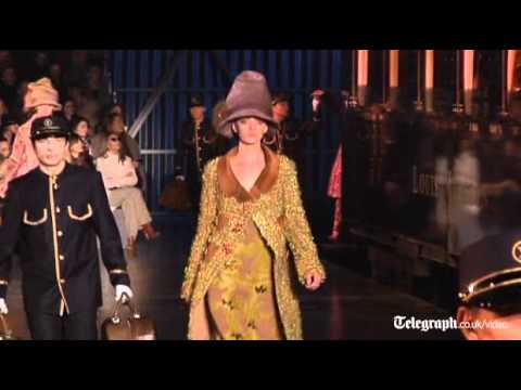 Louis Vuitton train comes to Marc Jacobs show at Paris Fashion Week - YouTube