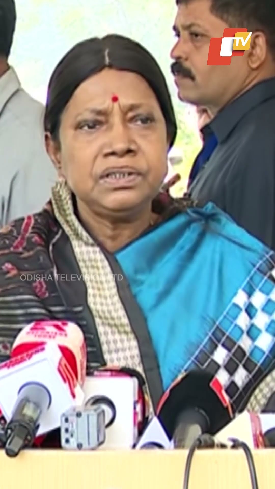 ମୁଁ ମାନ୍ୟବର ମୁଖ୍ୟମନ୍ତ୍ରୀଙ୍କୁ ପଚାରିବାକୁ ଚାହୁଁଛି, ଚାକିରି କେଉଁ ଦୋକାନରେ ମିଳୁଛି?