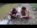 Survival the Primitive - Hunting catfish in the dry season - Catch catfish in shallow water