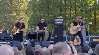 View Violent Femmes Live Performance of 'Kiss Off'