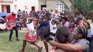 King Mseshi ejabulisa abantu