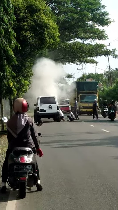 Sebuah Mobil Terbakar Di Sungai Raya Kandangan Kabupaten Hulu Sungai Selatan